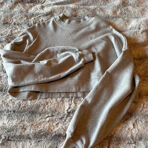 Gymshark Light Gray Cropped Sweatshirt